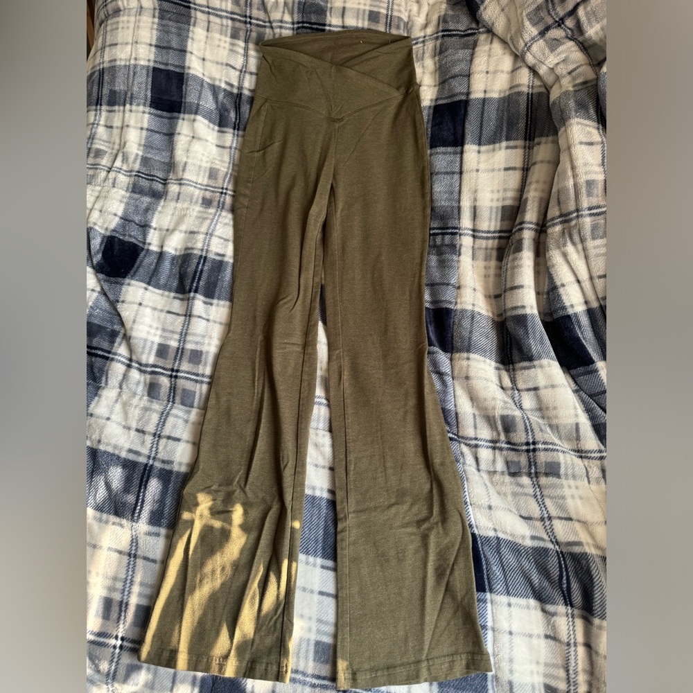 Kohl’s Cross Flare Leggings
